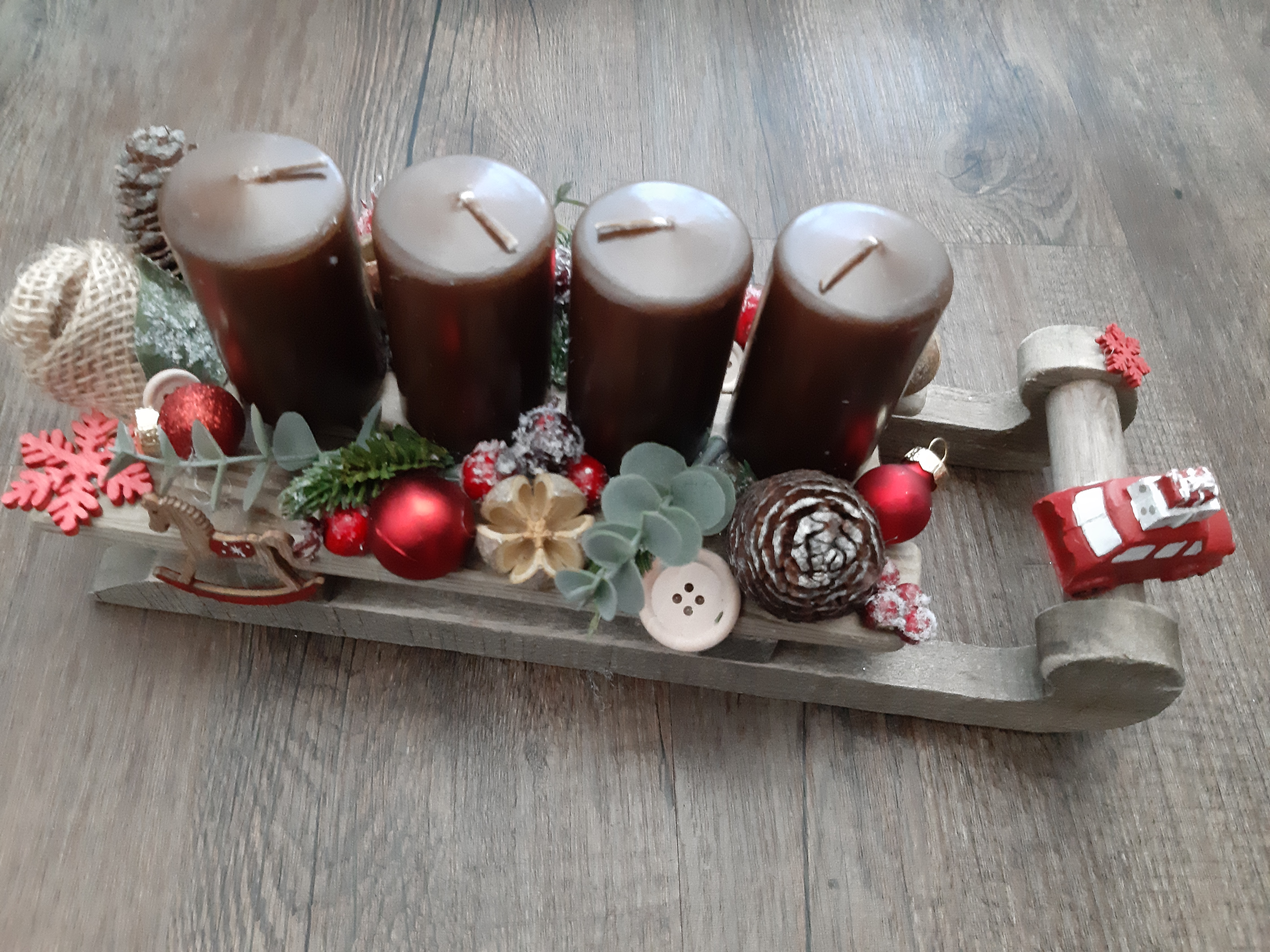 Velké sáně s adventními svíčkami a autíčkem