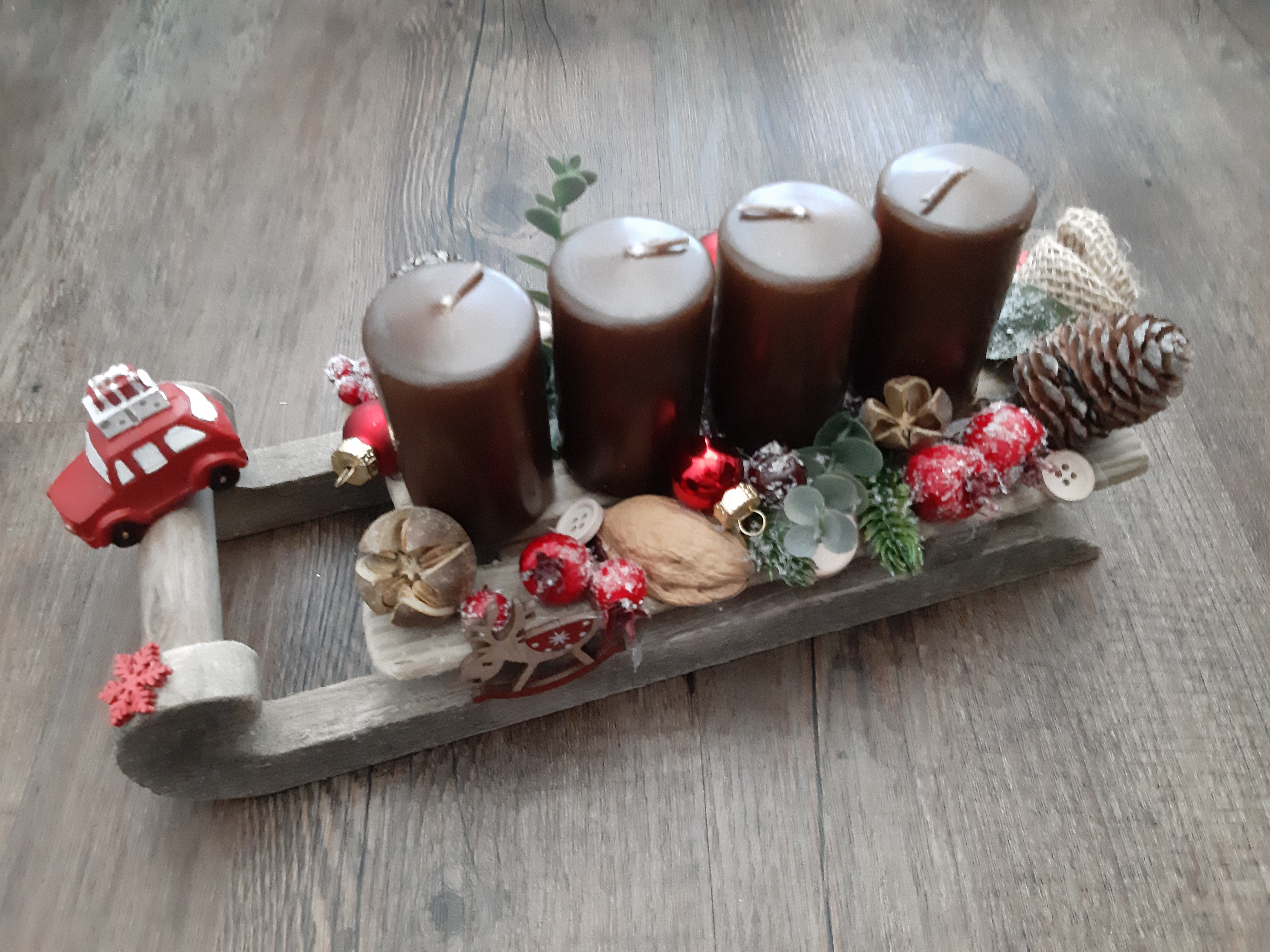 Velké sáně s adventními svíčkami a autíčkem