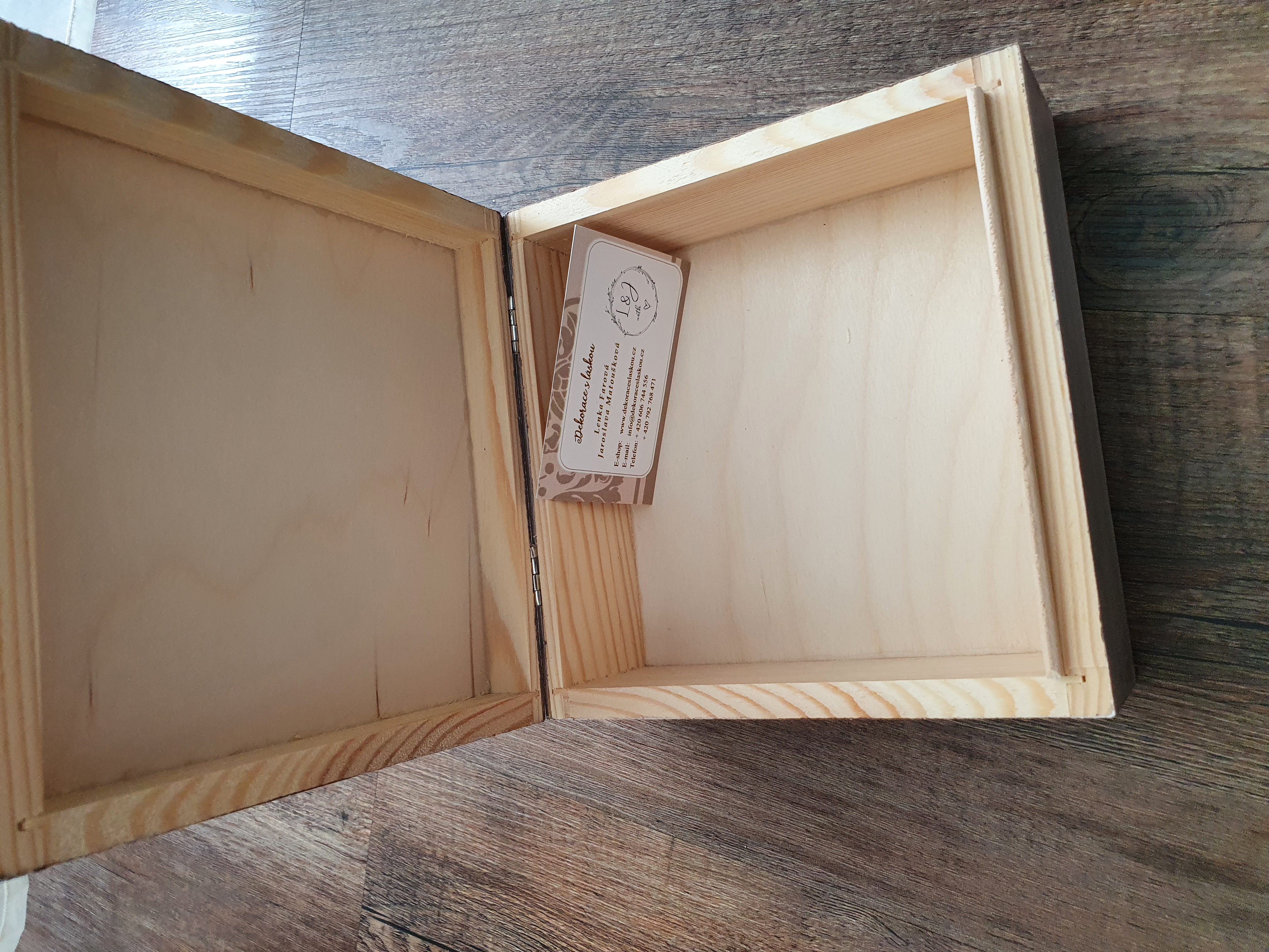 Hnědá patinovaná krabička 